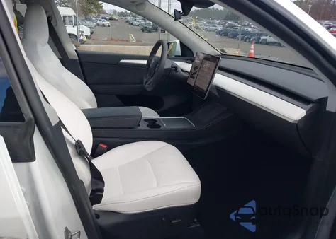 2025 Tesla Model Y Long Range Dual Motor All-Wheel Drive z USA, uszkodzony, nr VIN 7SAYGDEE8SF301889